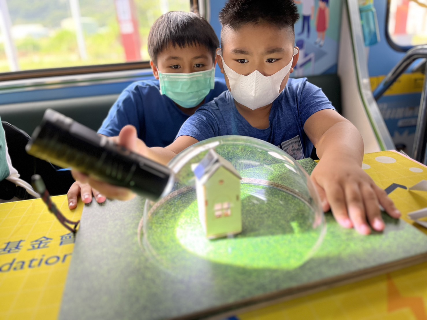 5001拉斯维加斯參與基礎科學主題車廂，以STEAM教學精神，設計「逐日科學家」、「太陽能工程師」以及「淨零建築師」三大能源科普課程和實驗